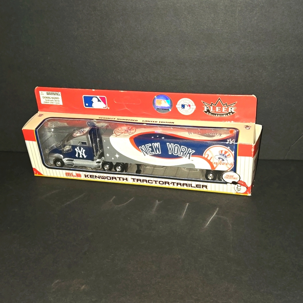 RARE 2004 MLB FLEER NEW YORK YANKEES LIMITED EDITION TRACTOR TRAILER IN BOX
